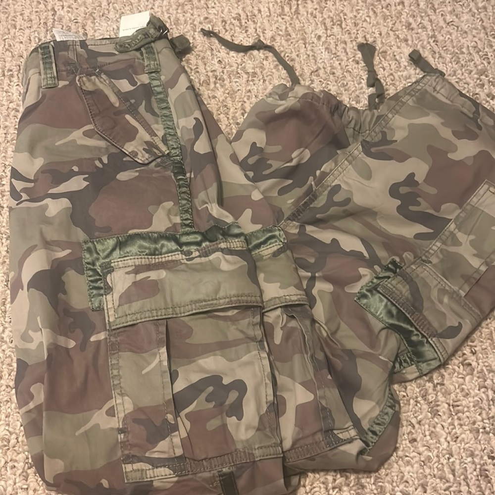 Abercrombie Camo cargo pants NWT